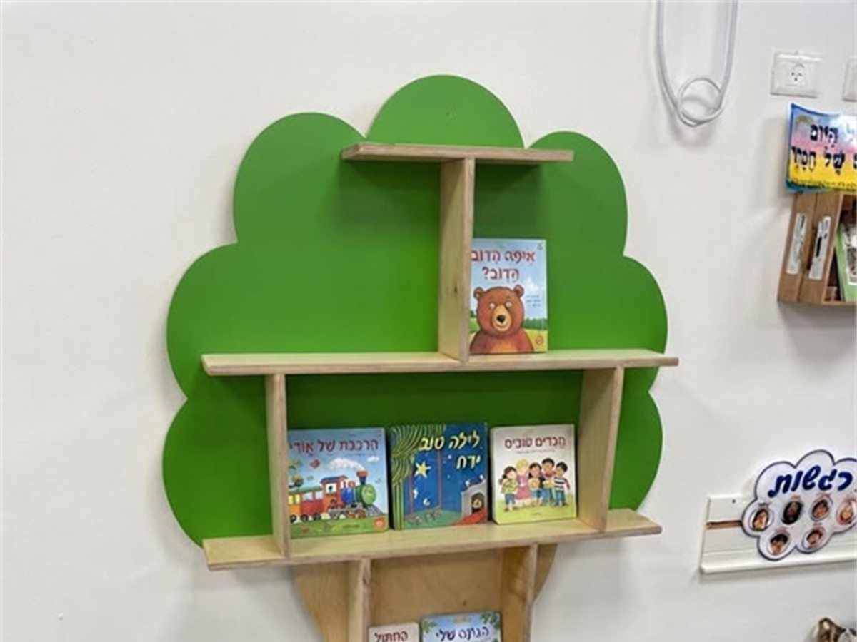 ספריית עץ בצורת עץ עם ספרי ילדים